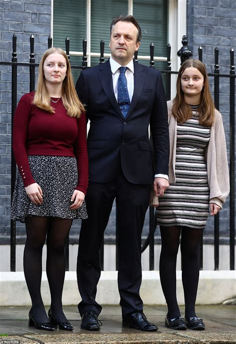 liz truss husband and daughters